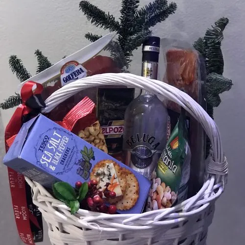 Подарочная корзина с водкой “Beluga Vodka”