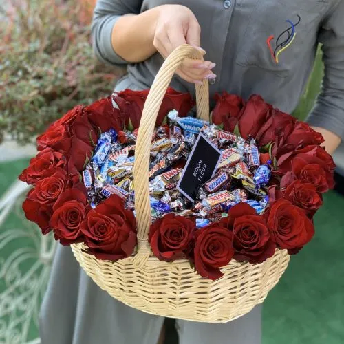 Корзина Конфет с Цветами