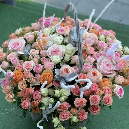 Цветы в корзине