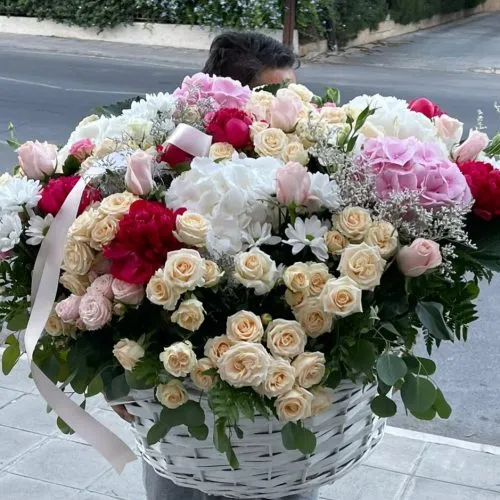 Большая корзина с цветами