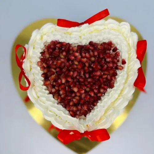 Large cake vs pomegranate and mango